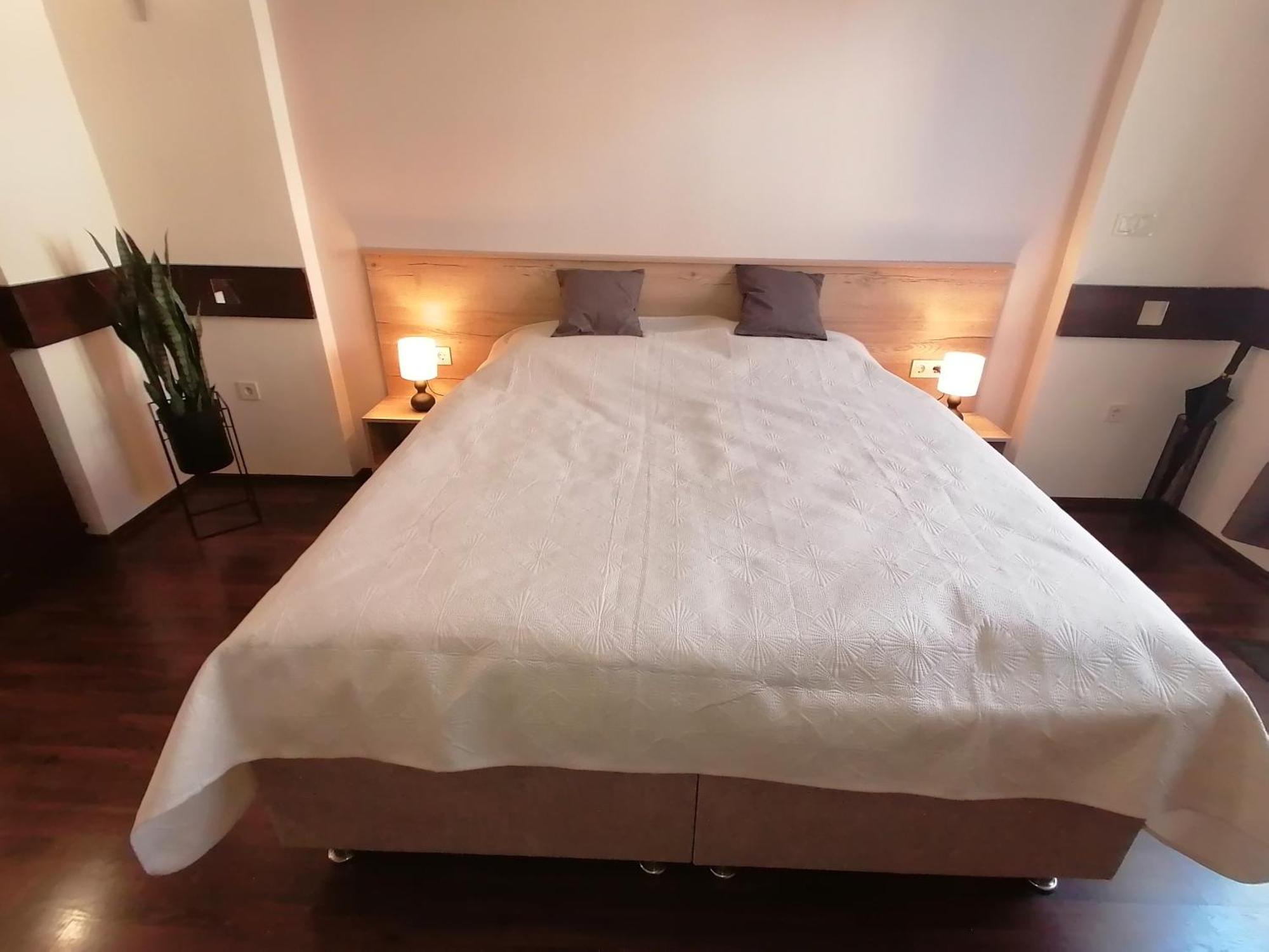 Mohacs Korona Apartman Buitenkant foto