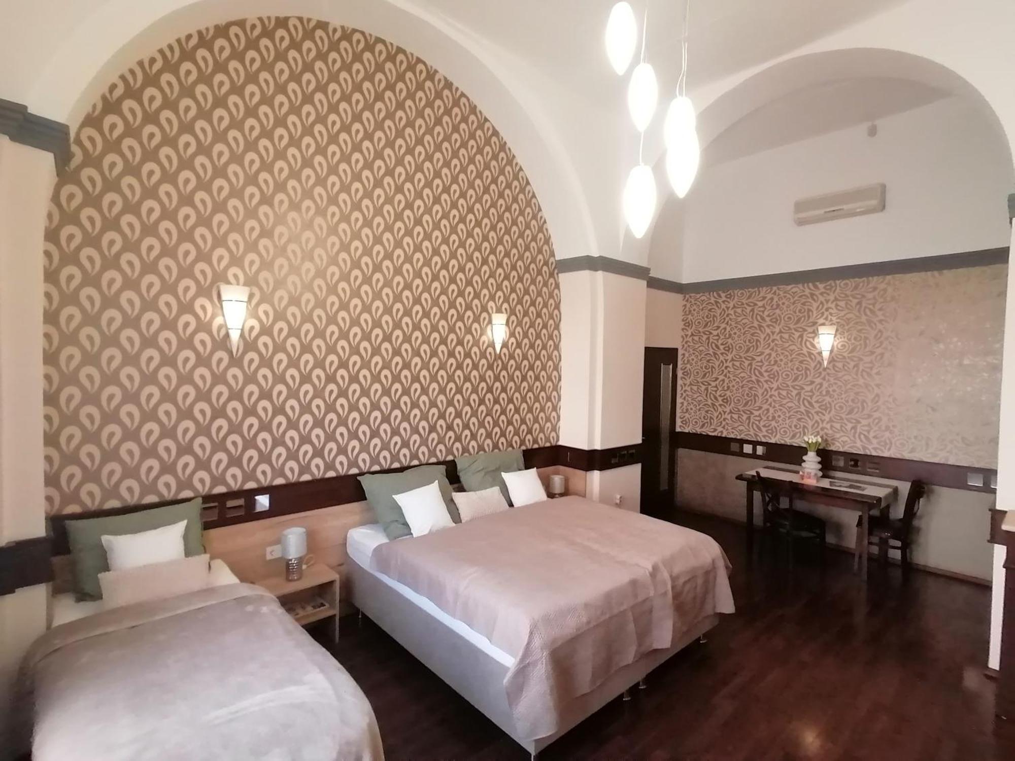 Mohacs Korona Apartman Buitenkant foto