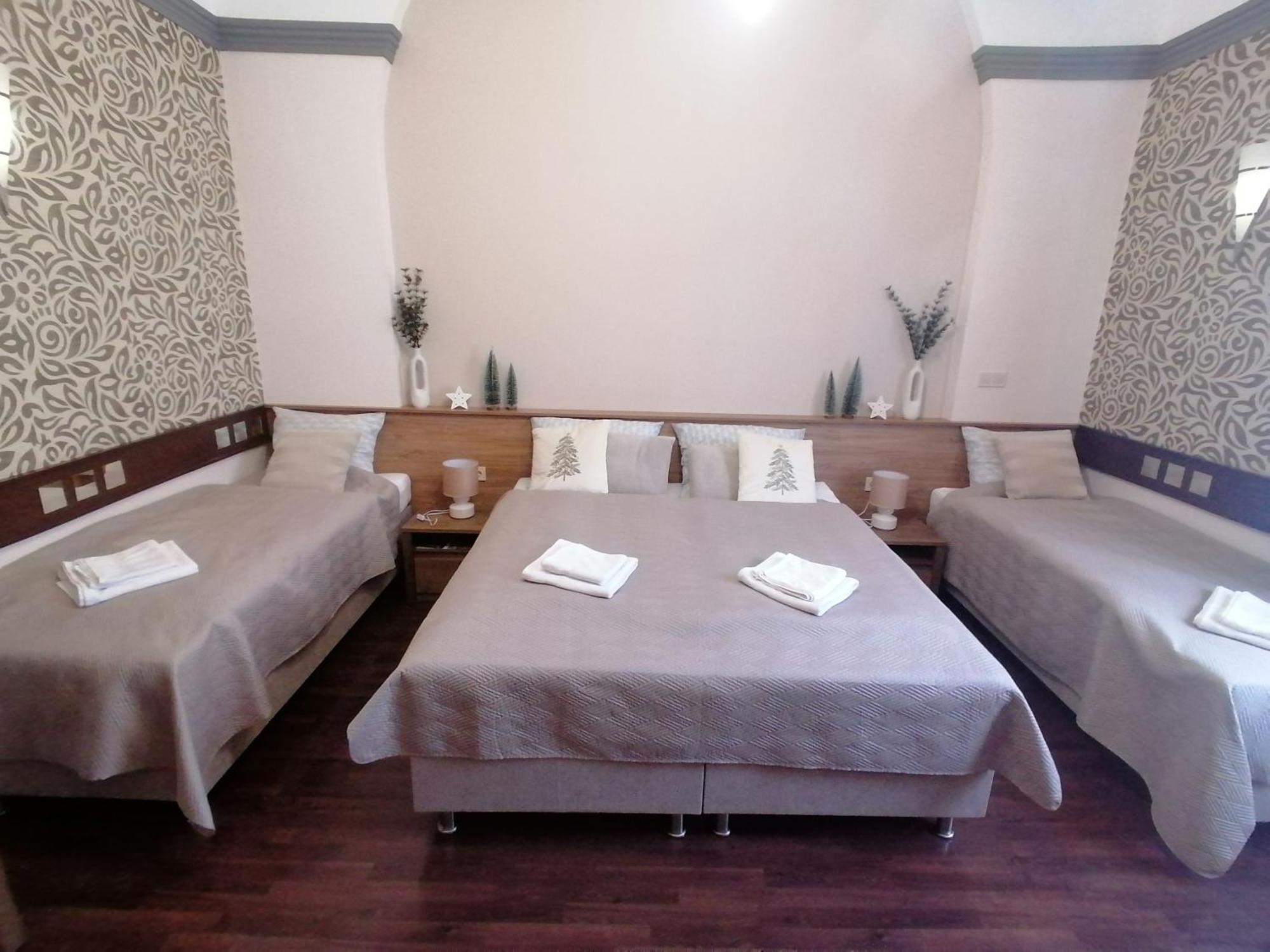 Mohacs Korona Apartman Buitenkant foto